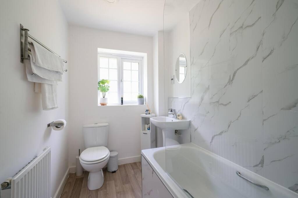 Stylish 2-Bed Home - For Company Contractor And Leisure Stays - Nec, Airport, Hs2, Contractors, Resort World برمنغهام المظهر الخارجي الصورة