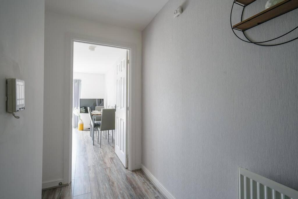 Stylish 2-Bed Home - For Company Contractor And Leisure Stays - Nec, Airport, Hs2, Contractors, Resort World برمنغهام المظهر الخارجي الصورة